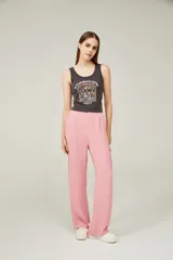 Pantalón de vestir rosa con textura, corte recto, tiro alto y bolsillos cargo laterales.