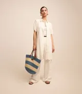 Vestido corto azul marino de laise con cuello camisero, botones delanteros, manga corta y aberturas caladas con bordado. Tiene lazo en la cintura y bajo bordado.