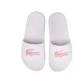 Sandalia de mujer Lacoste, color blanco con logotipo de cocodrilo en la parte frontal, fabricada en material ligero.
