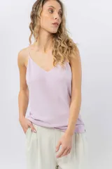 Musculosa lila de breteles finos con escote en V en el frente y espalda en U, confeccionada en tejido fluido con leve textura satinada.