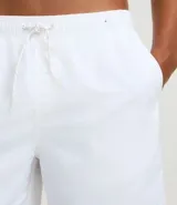 Bermuda masculina de microfibra color amarillo pálido, con cintura elástica ajustable mediante cordón y bolsillos laterales.