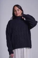 Sweater rojo de punto trenzado con cuello alto.