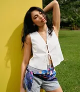 Chaleco blanco sin mangas con lazo delantero.