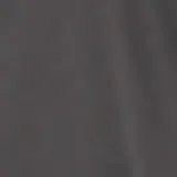 Camisa negra de manga larga con cierre de botones, puños con botón y logo bordado.
