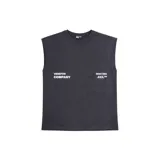 Musculosa de algodón color gris oscuro, corte oversize y sin mangas. Presenta estampado frontal en blanco con texto que incluye "VENEFO® COMPANY" y "004@1994 .CCL™".