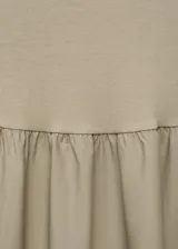 Vestido midi evasé color beige, con tirantes anchos y escote cuadrado.