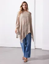 Poncho calado de lurex color amarillo, con terminación asimétrica.