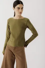 Remera verde oliva de manga larga con escote bote y corte ajustado.
