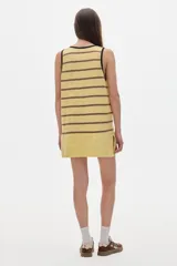 Musculosa-vestido amarillo con rayas horizontales marrones, cuello redondo y logo bordado en el pecho.