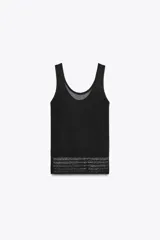 Musculosa negra de punto calado con escote redondo y tirantes anchos.