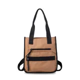 Cartera mochila de color azul marino confeccionada en nylon, con un diseño versátil que permite su uso como bolso de mano o mochila. Presenta dos bolsillos frontales con cierre de cremallera negra y tiradores largos, correas de cinta negra resistente y un compartimento principal de gran capacidad.