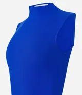 Blusa sin mangas color blanco, con cuello alto y textura acanalada.