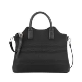 Cartera tipo shopper color negro, confeccionada en poliéster con diseño tejido. Tiene acceso con cierre, herrajes dorados, correa regulable extraíble y doble asa de mano. El interior está forrado en tela de algodón y poliéster y cuenta con un bolsillo con cierre y dos abiertos.