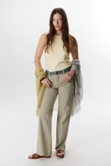 Pantalón jean de corte recto color beige con cinturón gris.