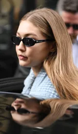 Lentes de sol ovalados con montura carey y lentes marrones con filtro UV400.