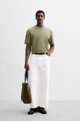 Camiseta verde militar de corte recto, cuello redondo y manga corta.