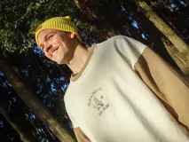 Gorro de lana celeste tejido en punto con dobladillo y parche de cuero con logo en el frente.