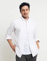 Camisa de vestir manga larga, con cuello abotonado y diseño a rayas verticales.