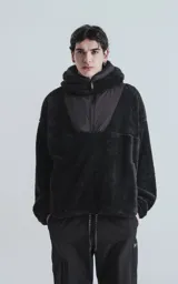 Hoodie negro con capucha confeccionado en corderito y detalles de tela bomber en pecho, espalda, capucha y bolsillos.