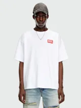 Remera blanca de algodón con cuello redondo y manga corta. Estampado en el pecho con el logo de Diesel en un recuadro rojo.