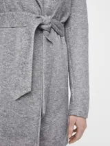 Gabardina gris con cinturón para ajustar a la cintura y bolsillos laterales.