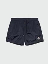 Short de baño azul marino de tejido técnico, con cordón ajustable en la cintura y logo de Moncler bordado en la pierna derecha.