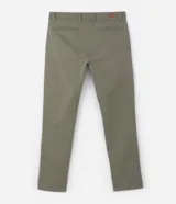Pantalón de vestir color marrón, de corte recto, con bolsillos laterales y traseros. Se ajusta a la cintura con cinturón de cuero marrón.