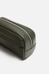Neceser color verde militar, de forma rectangular con cierre superior de cremallera y asa lateral.