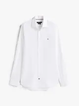 Camisa blanca de popelina con tecnología flex, de corte slim, manga larga y cuello abotonado. Incluye logo de Tommy Hilfiger bordado en el pecho.