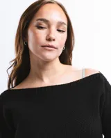 Sweater negro de cuello bote, tejido en lana merino fina (21 micrones).