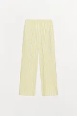 Pantalón tipo pijamero con tiro alto y cintura elástica, confeccionado en hilatura con algodón y lino. Presenta un estampado a rayas verticales en color amarillo y blanco, y detalle de botones decorativos en el delantero.