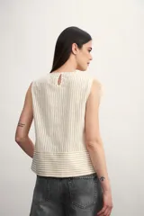 Blusa sin mangas con estampado a rayas verticales color verde y blanco.