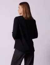 Blusa negra de tejido labrado marca Ruby Rd, con cuello redondo, escote en V y aplique metálico en el escote. Manga tres cuartos.