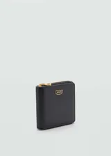 Billetera color beige con efecto piel, logo estampado y cierre de cremallera. Incluye bolsillo interior, múltiples ranuras para tarjetas y ranura exterior.
