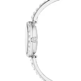 Reloj Swarovski modelo Matrix Bangle, con caja y pulsera de acero inoxidable color plateado, bisel con cristales transparentes y esfera plateada con logo de cisne.
