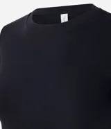 Vestido corto negro confeccionado en rib de algodón, con cuello redondo y mangas cortas.
