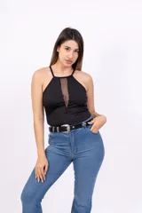 Body blanco de lycra con escote halter y panel de tul transparente en el centro.