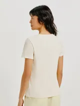 Camiseta de manga corta color terracota, con cuello redondo y corte ajustado.