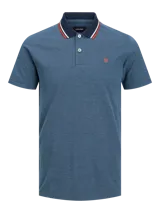 Chomba de piqué azul con cuello clásico, tapeta de dos botones y calce slim. El cuello es azul marino con ribetes blancos y rojos.