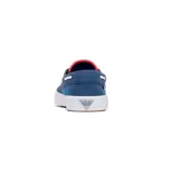Zapato náutico Columbia Slack Tide Boat PFG de lona azul con cordones blancos, suela blanca y detalles en rojo en el talón.