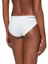 Conjunto Calvin Klein de top deportivo y bombacha clásica, ambos blancos con banda elástica con el logo de la marca.