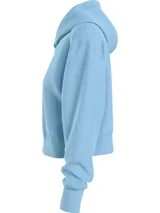 Buzo celeste con capucha de Calvin Klein Jeans, corte cropped, con logo CK estampado en el frente.