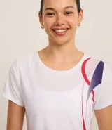 Remera deportiva blanca de microfibra texturizada, con cuello redondo, mangas cortas y estampa lateral de ondas en azul y fucsia.