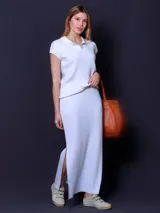 Falda larga blanca de hilo con tajo lateral.