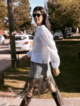 Camisa blanca de lino con cuello mao, mangas largas abullonadas y cierre frontal con botones.