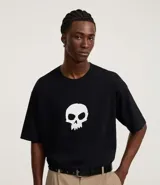 Remera negra de algodón con corte boxy, cuello redondo y mangas cortas. Estampado frontal con lettering "Sid's Toys" de Toy Story.