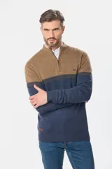Buzo de lana con diseño a rayas horizontales en tonos marrón, gris y azul. Tiene cuello alto con medio cierre y logo bordado en el pecho.