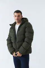 Campera puffer azul marino para hombre, con capucha ajustable, cuello alto, bolsillos con cierre y logo en goma.