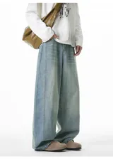 Pantalón de jean negro con lavado oscuro y efecto desgastado, de corte muy ancho (baggy) y tiro medio/alto con cintura elástica. Presenta bolsillos delanteros y traseros.