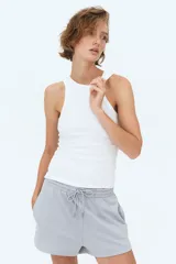 Short celeste de felpa liviana de mezcla de algodón, con elástico revestido en la cintura, cordón para ajustar y bolsillos discretos en las costuras laterales.